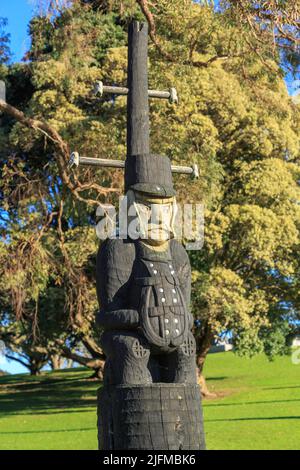 Eine Maori-Schnitzerei eines britischen Offiziers in Tauranga, Neuseeland, errichtet zum 150.. Jahrestag der Schlacht von Gate Pa 1864 Stockfoto