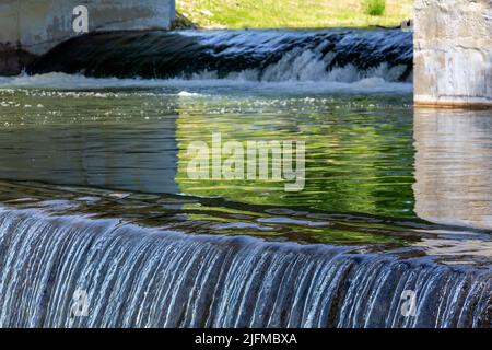 Das Auslaufen eines stillstandsfreien Wasserkraftwerks am Suenga-Fluss, Region Nowosibirsk Stockfoto