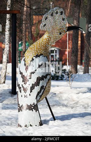 Kiew, Ukraine 25. Februar 2021: Dekoration von Parks durch öffentliche Versorgungsunternehmen in der Stadt Kiew mit großen Vögeln und Eiern im Winter Stockfoto