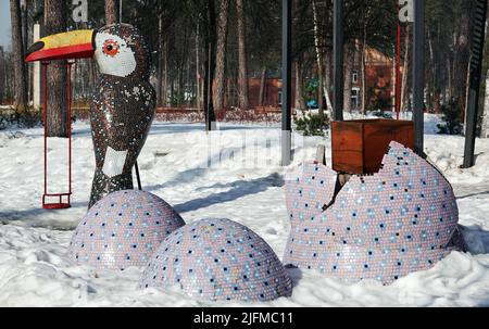 Kiew, Ukraine 25. Februar 2021: Dekoration von Parks durch öffentliche Versorgungsunternehmen in der Stadt Kiew mit großen Vögeln und Eiern im Winter Stockfoto