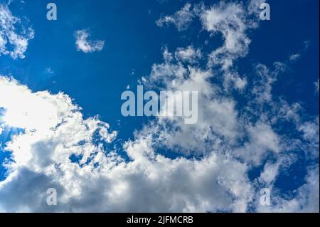 Hintergrund von weißen und grauen Wolken am Himmel Stockfoto