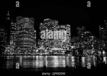 SYDNEY CENTRAL BUSINESS DISTRICT GEGENÜBER DARLING HARBOUR BEI NACHT NEW SOUTH WALES AUSTRALIA Stockfoto