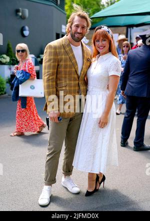 Chris Robshaw und Camilla Kerslake nehmen an Tag 8 der Wimbledon Championships 2022 im All England Lawn Tennis and Croquet Club, Wimbledon, Teil. Bilddatum: Montag, 4. Juli 2022. Stockfoto