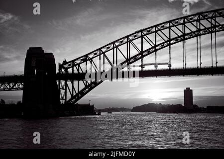 SYDNEY HARBOUR BRIDGE GEGEN DIE UNTERGEHENDE SONNE AUSTRALIEN Stockfoto