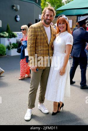 Chris Robshaw und Camilla Kerslake nehmen an Tag 8 der Wimbledon Championships 2022 im All England Lawn Tennis and Croquet Club, Wimbledon, Teil. Bilddatum: Montag, 4. Juli 2022. Stockfoto