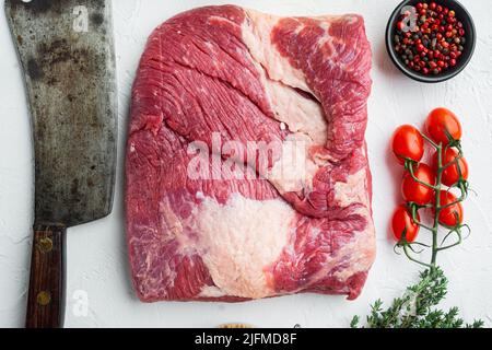 Frische rohe Fleischbrust, mit Zutaten zum Rauchen, Grillgerichte, Pastrami, Heilmittel, auf weißem Steinhintergrund, Dachfenster flach gelegen Stockfoto