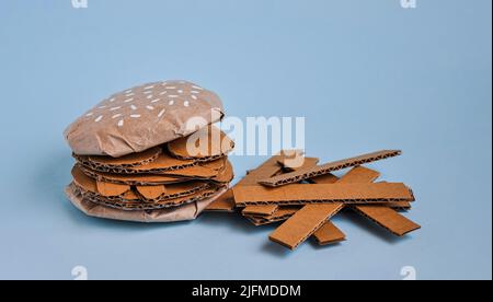 Cheeseburger und pommes frites aus Pappe. Ungesunde Ernährung oder Fast-Food-Konzept Stockfoto