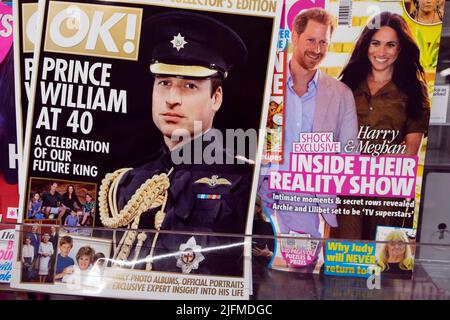 'Prince William at 40' Okay Magazin Frontcover auf Zeitungsregal mit Harry und Meghan Zeitschriften im Juni 2022 Großbritannien KATHY DEWITT Stockfoto