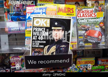 'Prince William at 40' 40 yrs old 40. birthday OK Magazindeckel auf Zeitungsregal mit Zeitschriften im Juni 2022 Großbritannien KATHY DEWITT Stockfoto