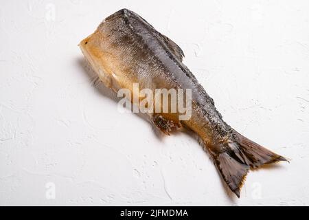 Frischer geräucherter Lachs auf weißem Steintischhintergrund, mit Platz für Text Stockfoto