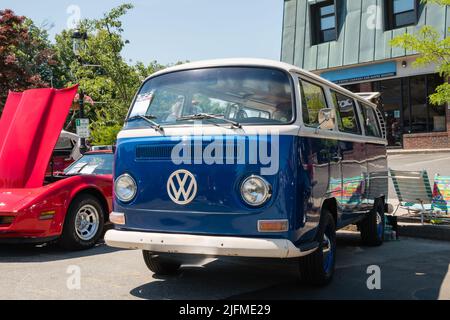 Klassischer blauer VW-Kleinbus oder Kleinbus, auch bekannt als kombi auf der Oldtimer-Ausstellung. Stockfoto