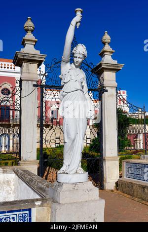 Statue vor dem Eingang des Estai Palastes, Estai, Loule, Faro Bezirk, Algarve, Portugal Stockfoto