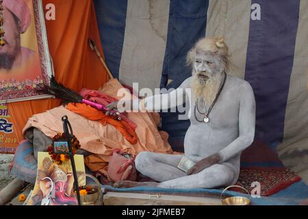 Sadhu mit weißer Asche bedeckt, nur für den redaktionellen Gebrauch, Allahabad Kumbh Mela, der weltweit größte religiöse Versammlung, Uttar Pradesh, Indien Stockfoto