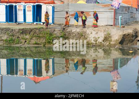 Pilgrims Toiletten Einrichtungen reflektieren im Wasser, Allahabad Kumbh Mela, weltweit größte religiöse Versammlung, Uttar Pradesh, Indien Stockfoto