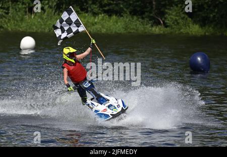 Die schwedische Meisterschaftswoche (auf schwedisch: SM-Veckan) am Freitag in Linköping, Schweden. Im Bild: Schwedische Meisterschaften in Aquabike (Jetski) auf dem Kinda-Kanal im Zentrum von Linköping. Der fünfmalige Weltmeister hielt den Druck. Emma-Nellie Örtendahl gewann nach einem gleichmäßigen Kampf das Gold der schwedischen Meisterschaft in Aquabike. - Verdammt gut, sagt sie, im schwedischen Fernsehen, nach dem Rennen. Stockfoto