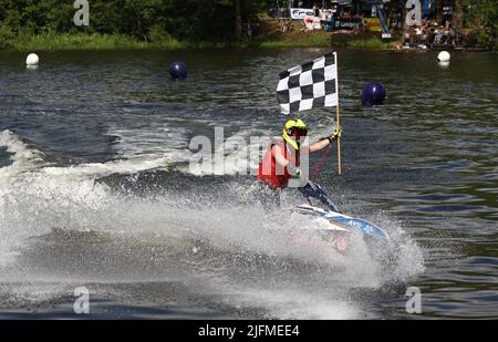 Die schwedische Meisterschaftswoche (auf schwedisch: SM-Veckan) am Freitag in Linköping, Schweden. Im Bild: Schwedische Meisterschaften in Aquabike (Jetski) auf dem Kinda-Kanal im Zentrum von Linköping. Der fünfmalige Weltmeister hielt den Druck. Emma-Nellie Örtendahl gewann nach einem gleichmäßigen Kampf das Gold der schwedischen Meisterschaft in Aquabike. - Verdammt gut, sagt sie, im schwedischen Fernsehen, nach dem Rennen. Stockfoto