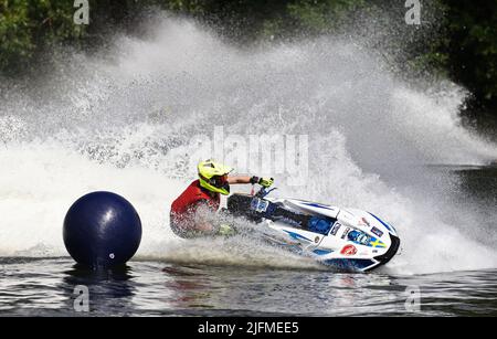 Die schwedische Meisterschaftswoche (auf schwedisch: SM-Veckan) am Freitag in Linköping, Schweden. Im Bild: Schwedische Meisterschaften in Aquabike (Jetski) auf dem Kinda-Kanal im Zentrum von Linköping. Der fünfmalige Weltmeister hielt den Druck. Emma-Nellie Örtendahl gewann nach einem gleichmäßigen Kampf das Gold der schwedischen Meisterschaft in Aquabike. - Verdammt gut, sagt sie, im schwedischen Fernsehen, nach dem Rennen. Stockfoto