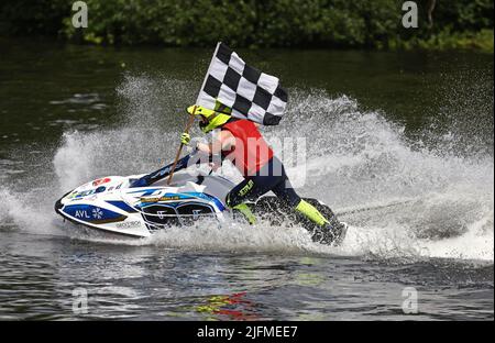 Die schwedische Meisterschaftswoche (auf schwedisch: SM-Veckan) am Freitag in Linköping, Schweden. Im Bild: Schwedische Meisterschaften in Aquabike (Jetski) auf dem Kinda-Kanal im Zentrum von Linköping. Der fünfmalige Weltmeister hielt den Druck. Emma-Nellie Örtendahl gewann nach einem gleichmäßigen Kampf das Gold der schwedischen Meisterschaft in Aquabike. - Verdammt gut, sagt sie, im schwedischen Fernsehen, nach dem Rennen. Stockfoto