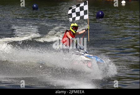 Die schwedische Meisterschaftswoche (auf schwedisch: SM-Veckan) am Freitag in Linköping, Schweden. Im Bild: Schwedische Meisterschaften in Aquabike (Jetski) auf dem Kinda-Kanal im Zentrum von Linköping. Der fünfmalige Weltmeister hielt den Druck. Emma-Nellie Örtendahl gewann nach einem gleichmäßigen Kampf das Gold der schwedischen Meisterschaft in Aquabike. - Verdammt gut, sagt sie, im schwedischen Fernsehen, nach dem Rennen. Stockfoto