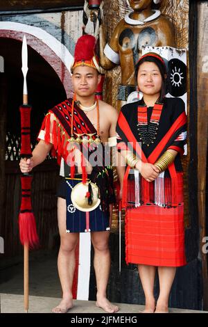 Paar Naga Volksstamm in traditioneller Kleidung, Kisima Nagaland Hornbill Festival, Kohima, Nagaland, Indien Stockfoto