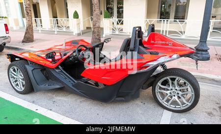 Miami Beach, Florida USA - 15. April 2021: Rote polaris-Schleuder, Seitenansicht. Stockfoto