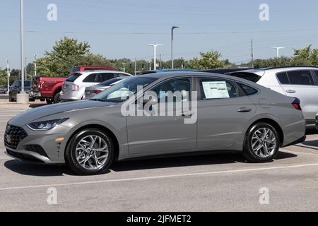 Avon - ca. Juli 2022: Hyundai Sonata Ausstellung in einem Autohaus. Hyundai bietet die Sonata in den Modellen SE, SEL, N Line und Limited an. Stockfoto