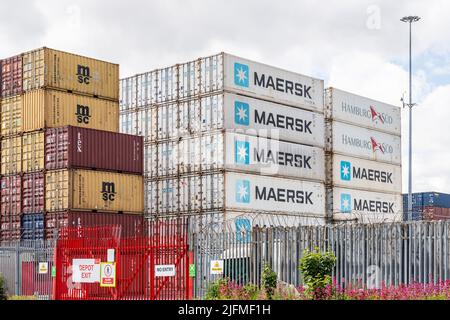 Gestapelte Container im Hafen von Dublin, Dublin, Irland. Stockfoto