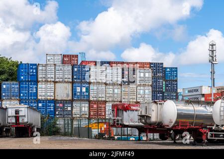 Gestapelte Container im Hafen von Dublin, Dublin, Irland. Stockfoto