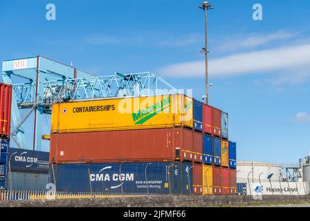 Gestapelte Container im Hafen von Dublin, Dublin, Irland. Stockfoto