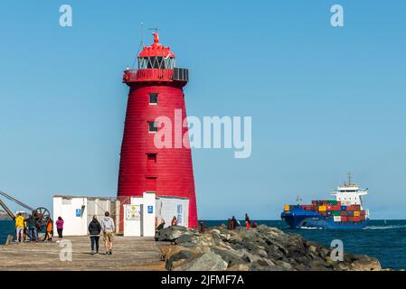 Das Containerschiff „Solong“ nähert sich dem Leuchtturm Poolbeg im Hafen von Dublin, Dublin, Irland. Stockfoto