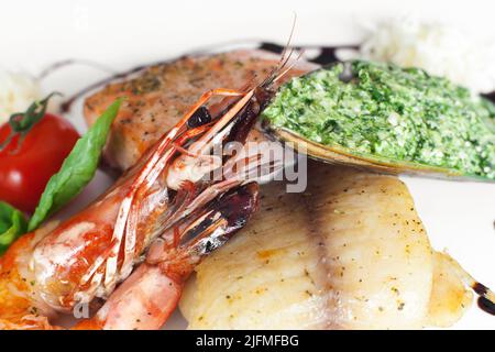 Gegrillte Garnelen, Fisch und gefüllte Muscheln aus nächster Nähe Stockfoto