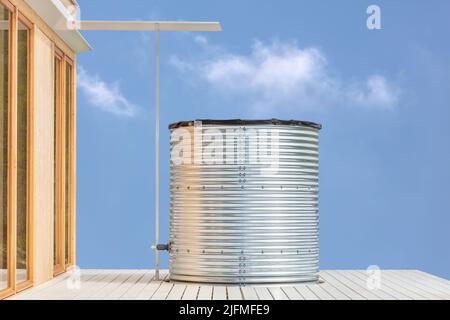 Moderner großer Hauswassertank zum Sammeln und Speichern von Regenwasser Stockfoto