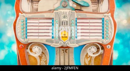 Vintage bunte Jukebox vor blauem Hintergrund mit Bokeh Stockfoto