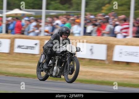 Ein Norton Motorrad-Rennen im Vintage-Stil beim Festival of Speed 2022, Goodwood, Sussex, Großbritannien Stockfoto