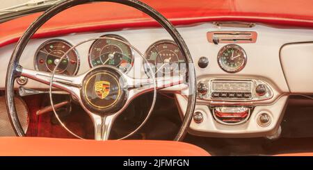 Essen, Deutschland - 23. März 2022: Interieur eines klassischen roten Porsche Cabriolet-Sportwagens in Essen, Deutschland Stockfoto