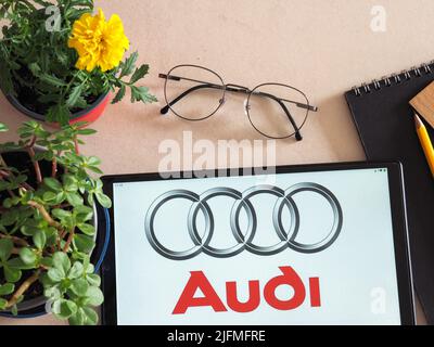 In dieser Abbildung ist das Logo der Audi AG auf einem Tablet zu sehen. (Foto von Igor Golovniov / SOPA Images/Sipa USA) Stockfoto