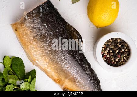 Ganze geräucherte Forellenfische, auf weißem Steintisch Hintergrund, Draufsicht flach liegend Stockfoto
