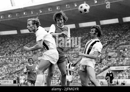 Berlin, Deutschland. 04.. Juli 2022. ARCHIVFOTO: Hennes LOEHR wäre am 5. Juli 2022 80 Jahre alt gewesen, Kopfzeilenduell mit v. li. Hans-Hubert 'Berti' VOGTS (MG), Johannes 'Hennes' LOEHR (Köln) und Rainer BONHOF (MG), Duelle, Kopfball, Action; DFB-Pokalfinale 1973, 1.FC Köln - Borussia Monchengladbach 1:2, am 23.. Juni 1973 Quelle: dpa/Alamy Live News Stockfoto