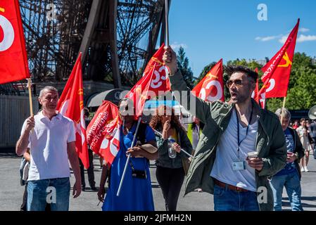 Paris, Frankreich. 04.. Juli 2022. Seit Juli 1 streiken Mitarbeiter der Geschäfte des Eiffelturms. Für viele Tri-linguale, die etwas mehr verdienen als die SMIC (Mindestlohn für Wachstum), glauben, dass ihre Gehälter um 200 € erhöht werden sollten. Paris, Frankreich am 4. Juli 2022. Foto von Pierrick Villette/ABACAPRESS.COM Quelle: Abaca Press/Alamy Live News Stockfoto