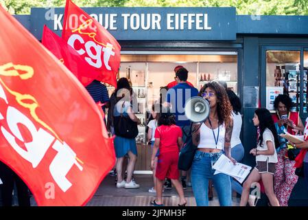 Paris, Frankreich. 04.. Juli 2022. Seit Juli 1 streiken Mitarbeiter der Geschäfte des Eiffelturms. Für viele Tri-linguale, die etwas mehr verdienen als die SMIC (Mindestlohn für Wachstum), glauben, dass ihre Gehälter um 200 € erhöht werden sollten. Paris, Frankreich am 4. Juli 2022. Foto von Pierrick Villette/ABACAPRESS.COM Quelle: Abaca Press/Alamy Live News Stockfoto