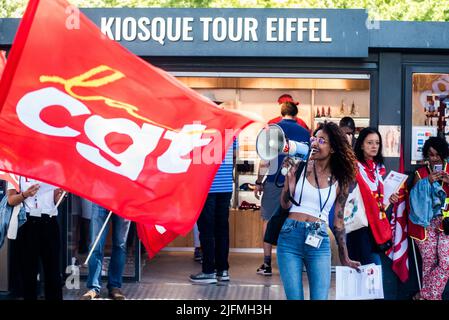 Paris, Frankreich. 04.. Juli 2022. Seit Juli 1 streiken Mitarbeiter der Geschäfte des Eiffelturms. Für viele Tri-linguale, die etwas mehr verdienen als die SMIC (Mindestlohn für Wachstum), glauben, dass ihre Gehälter um 200 € erhöht werden sollten. Paris, Frankreich am 4. Juli 2022. Foto von Pierrick Villette/ABACAPRESS.COM Quelle: Abaca Press/Alamy Live News Stockfoto