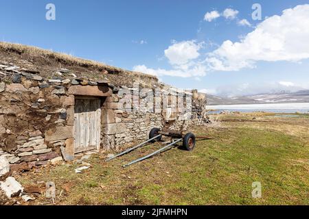 Schönes, einzigartiges traditionelles Haus mit Rasendach in Ruine im Dorf Tambovka am Lake Paravani, Javakheti, Georgia Stockfoto