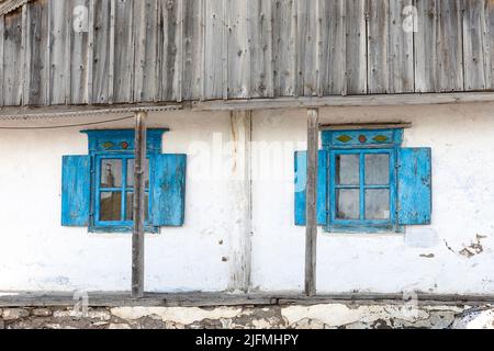 Wunderschöne Fenster auf einzigartige traditionelle Häuser mit Rasendach im Dorf Tambovka am Lake Paravani, Javakheti, Georgia Stockfoto