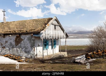 Wunderschöne, einzigartige traditionelle Häuser mit Rasendach im Dorf Tambovka am Lake Paravani, Javakheti, Georgia Stockfoto