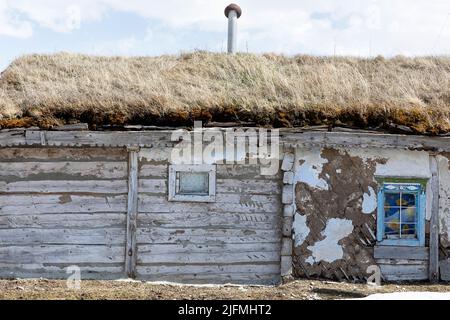 Wunderschöne, einzigartige traditionelle Häuser mit Rasendach im Dorf Tambovka am Lake Paravani, Javakheti, Georgia Stockfoto