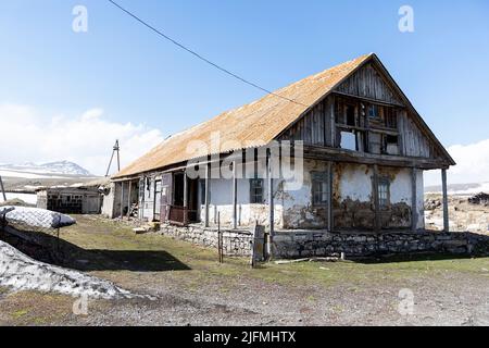 Wunderschöne, einzigartige traditionelle Häuser mit Rasendach im Dorf Tambovka am Lake Paravani, Javakheti, Georgia Stockfoto