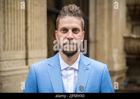 Mann im blauen dreiteiligen Anzug, Außenportrait Stockfoto