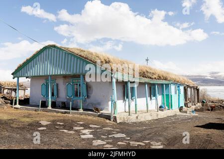 Wunderschöne, einzigartige traditionelle Häuser mit Rasendach im Dorf Tambovka am Lake Paravani, Javakheti, Georgia Stockfoto