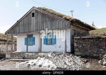 Wunderschöne, einzigartige traditionelle Häuser mit Rasendach im Dorf Tambovka am Lake Paravani, Javakheti, Georgia Stockfoto