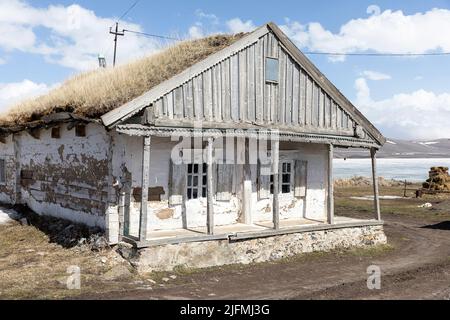 Wunderschöne, einzigartige traditionelle Häuser mit Rasendach im Dorf Tambovka am Lake Paravani, Javakheti, Georgia Stockfoto